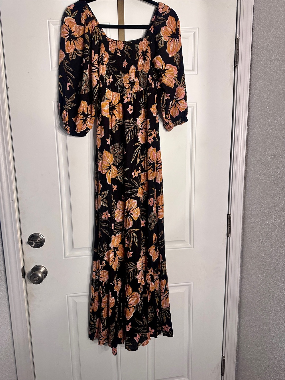 Billabong Black hibiscus floral maxi dress with 3/4 sleeves size small